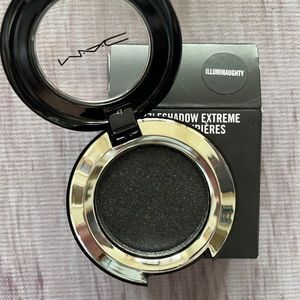 M·A·C Dazzleshadow Extreme eyeshadow in Illuminaughty